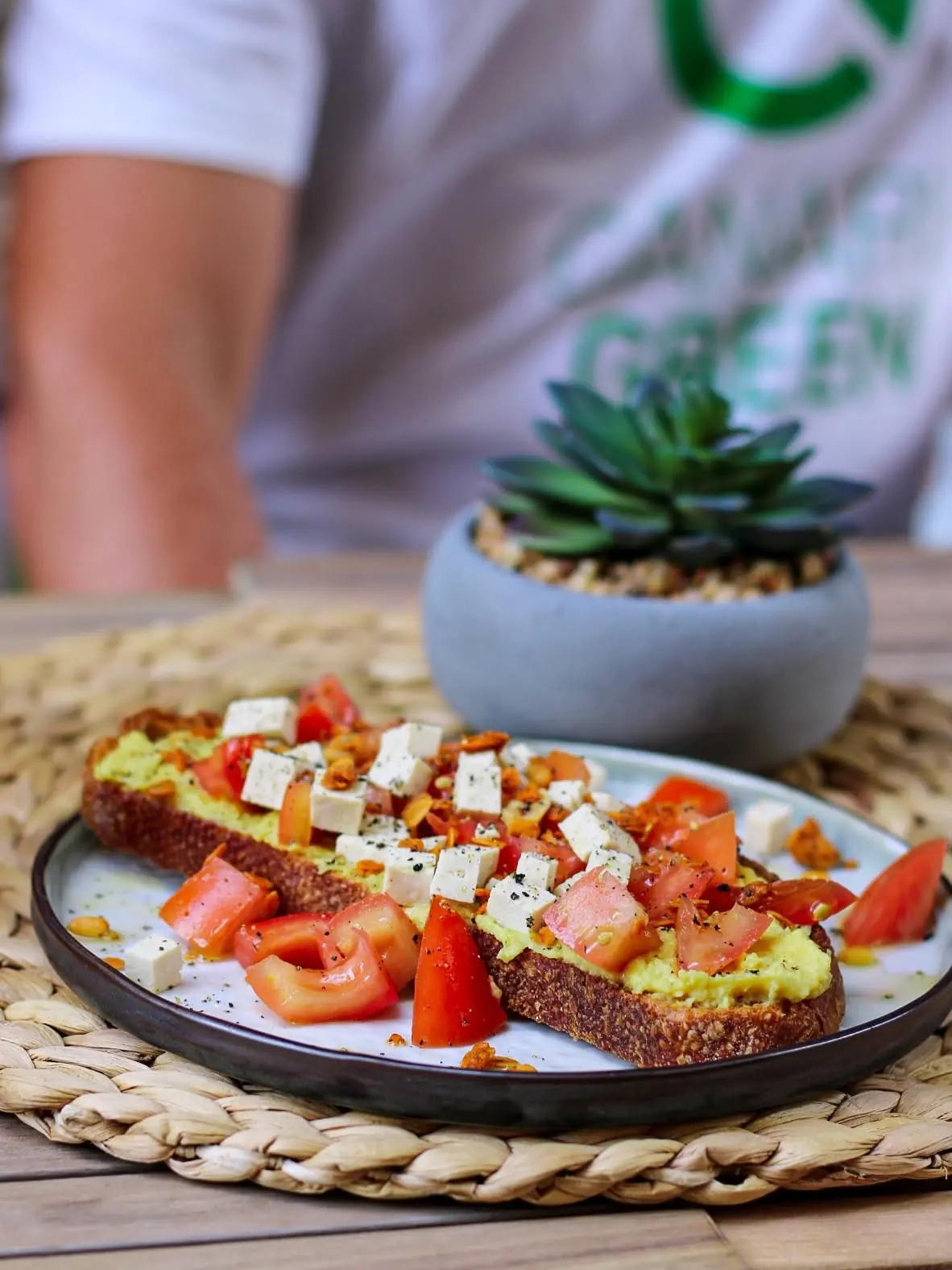 Savoury toast with avocado, egg and tomato